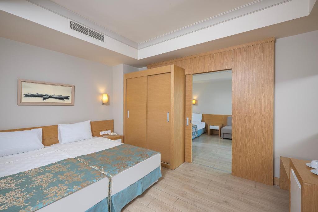 Mūsdienīgs numurs ar divām gultām L'oceanica Beach Resort Hotel.