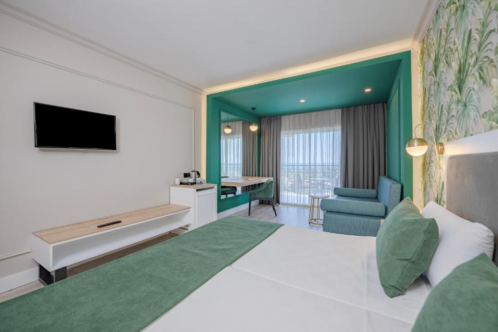 Mūsdienīgs numurs L'oceanica Beach Resort Hotel ar skatu un komfortablu interjeru.