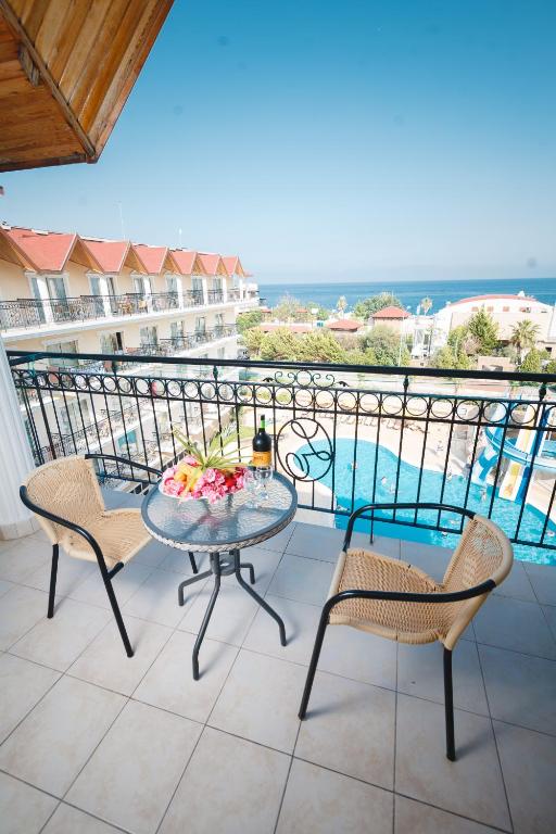Skats no balkona uz L'oceanica Beach Resort Hotel baseinu un jūru.