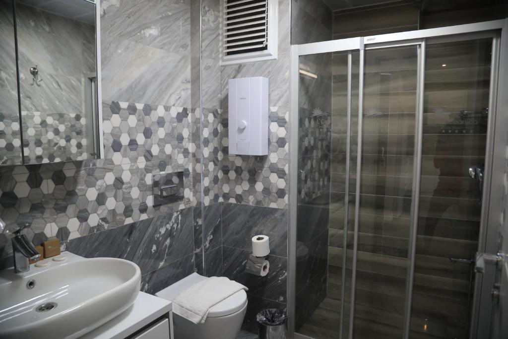 Mūsdienīgs vannas istabas dizains L'oceanica Beach Resort Hotel ar dušu un elegantu apdari.