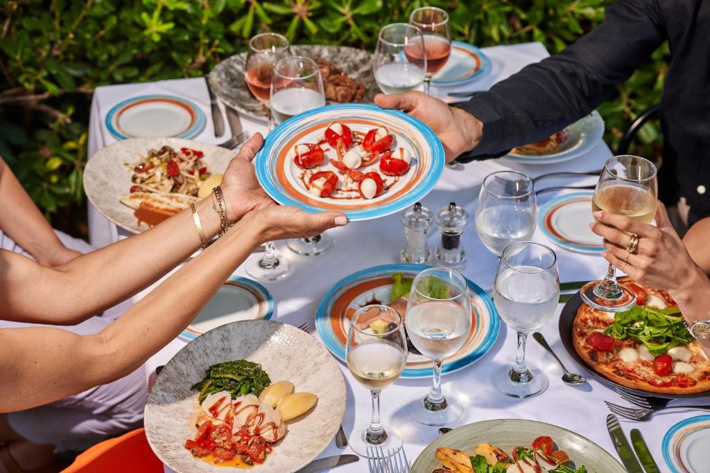 Saulaina maltīte ar dažādiem ēdieniem un dzērieniem, kur cilvēki dalās ar ēdieniem un izbauda kopā pavadīto laiku. Galda klāšana ir krāsaina un svinīga, radot patīkamu atmosfēru.