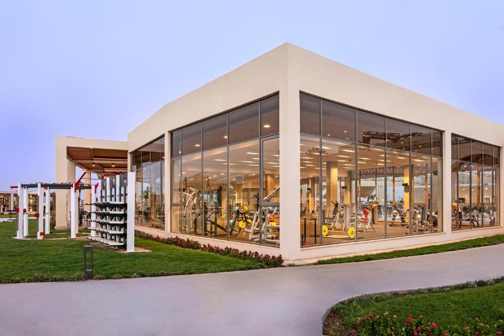 Mūsdienīga sporta zāle pie viesnīcas Xanadu Makadi Bay ar plašiem logiem.