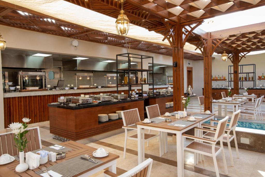 Elegantā restorāna iekārtojums Xanadu Makadi Bay ar modernu virtuvi