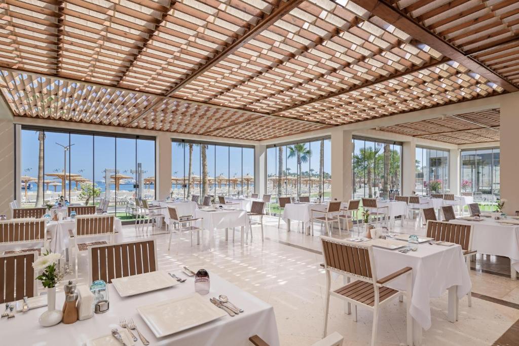 Gaisīga restorāna telpa ar skatu uz piekrasti, Xanadu Makadi Bay