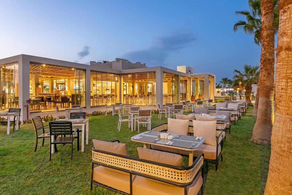 Xanadu Makadi Bay restorāns ar terasi un dārzu piekrastē