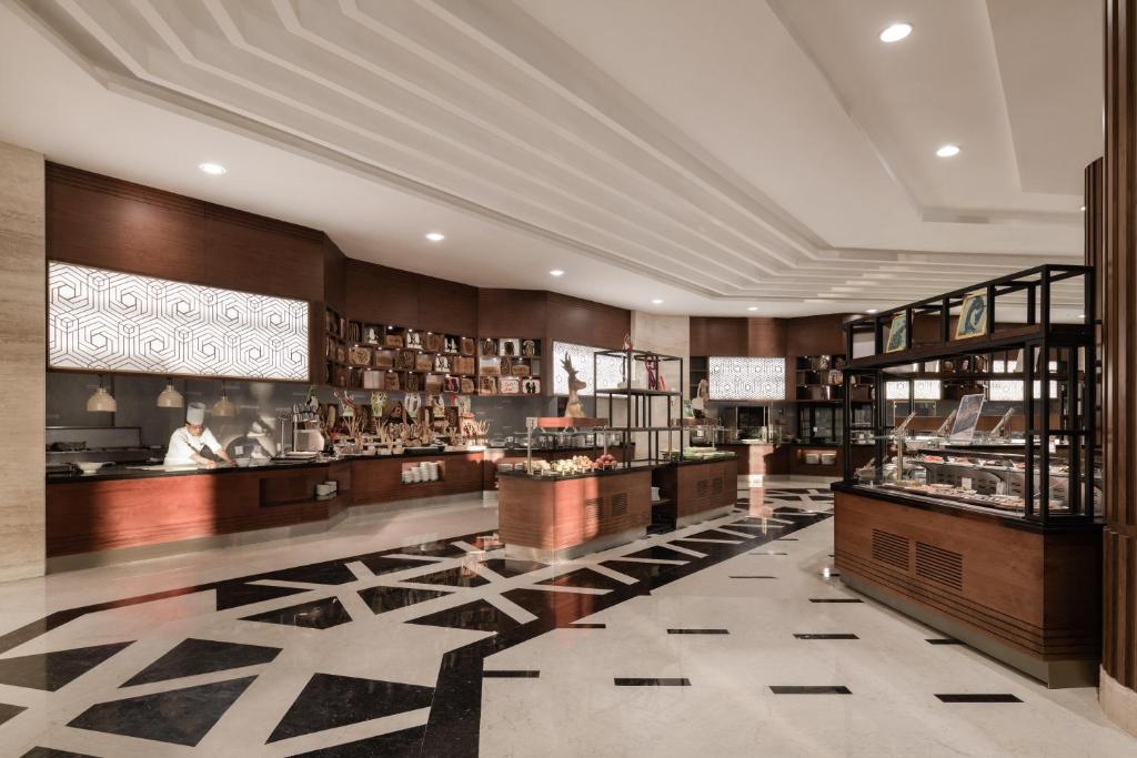 Mūsdienīga restorāna iekārtojums Xanadu Makadi Bay, ar šefpavāru darbībā.