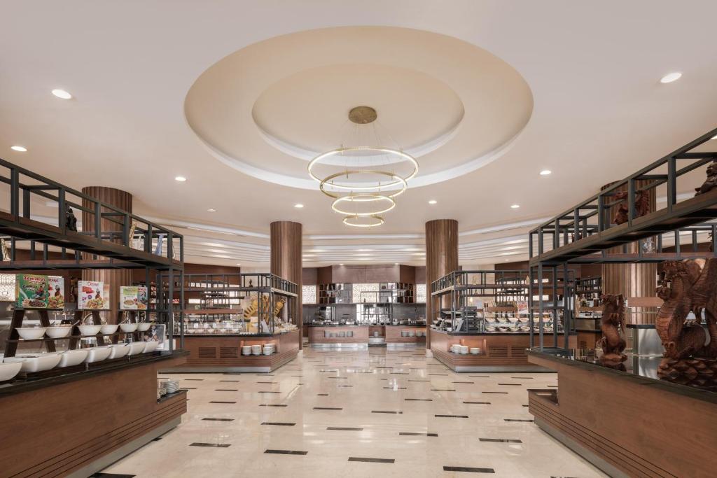 Moderns restorāns ar stilīgu interjeru viesnīcā Xanadu Makadi Bay.