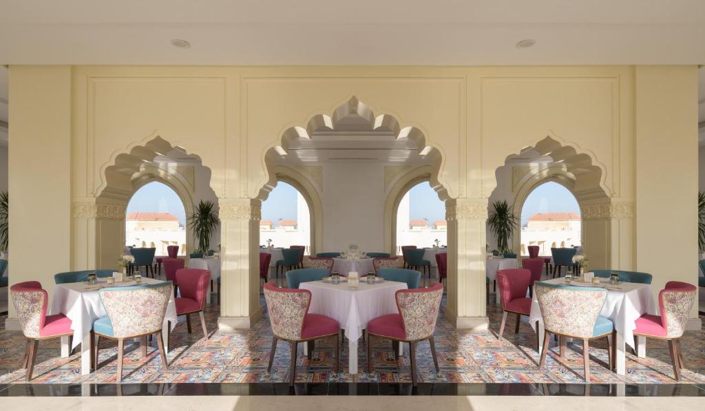 Elegants restorāns ar arābu stilā veidotu interjeru viesnīcā Xanadu Makadi Bay.