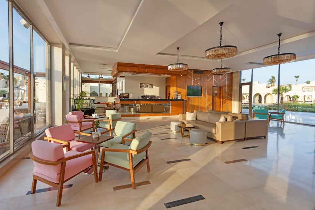 Mūsdienīgs atpūtas laukums Xanadu Makadi Bay ar krāsainām mēbelēm.