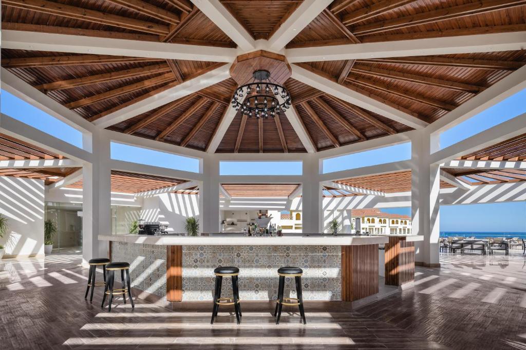 Moderns bārs piekrastē Xanadu Makadi Bay ar koka jumtu un skatu uz jūru.