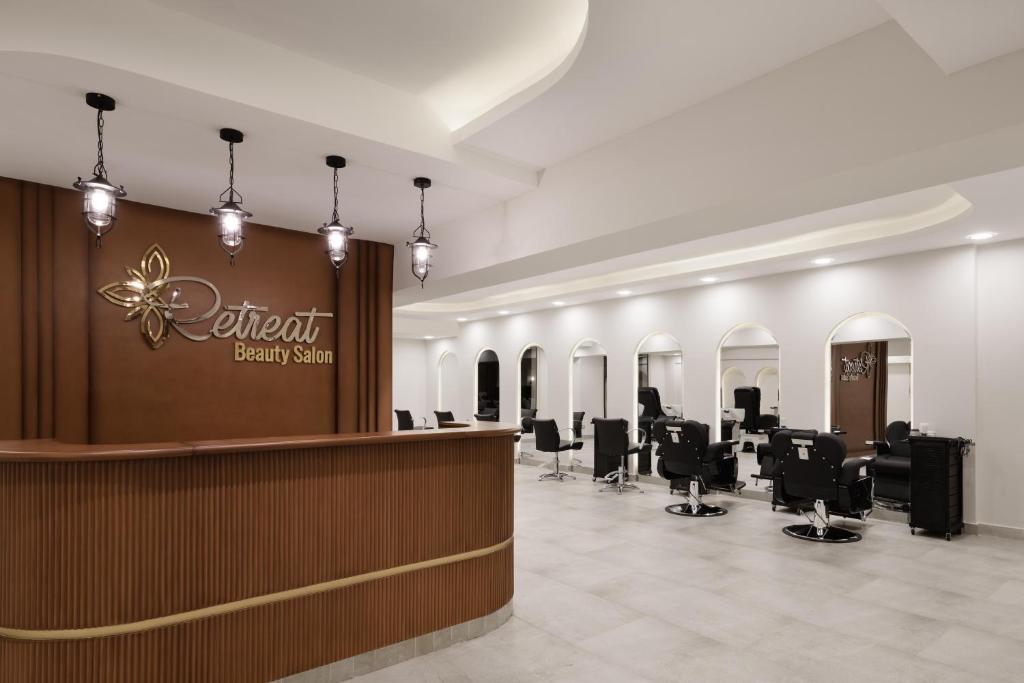 Retreat Beauty Salon interjers ar modernu dizainu un stilīgiem frizieru krēsliem.