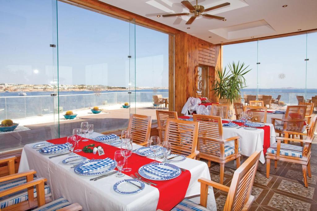 Restorāns ar skatu uz jūru Sunrise Arabian Beach Resort