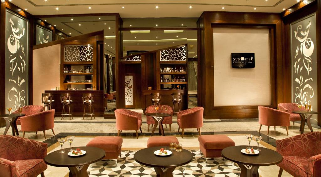 Eleganta bāra zona Sunrise Arabian Beach Resort ar komfortablām sēdvietām.