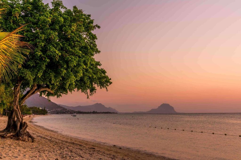 Hilton Mauritius Resort & Spa piekrastē saulrietā.