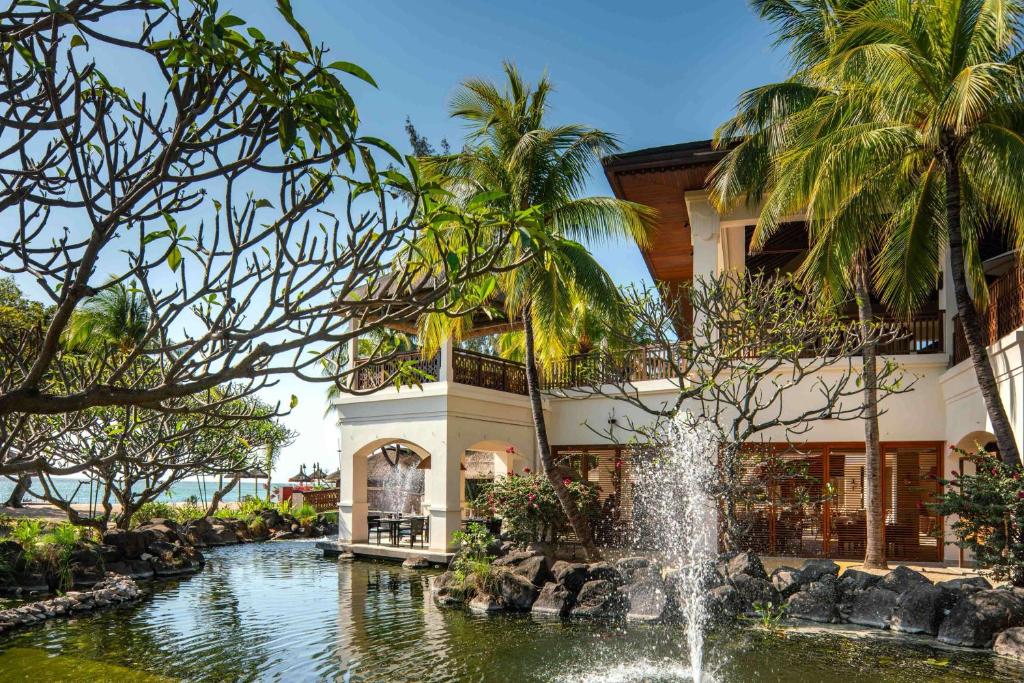 Hilton Mauritius Resort & Spa tropu dārzs ar strūklaku un palmu kokiem