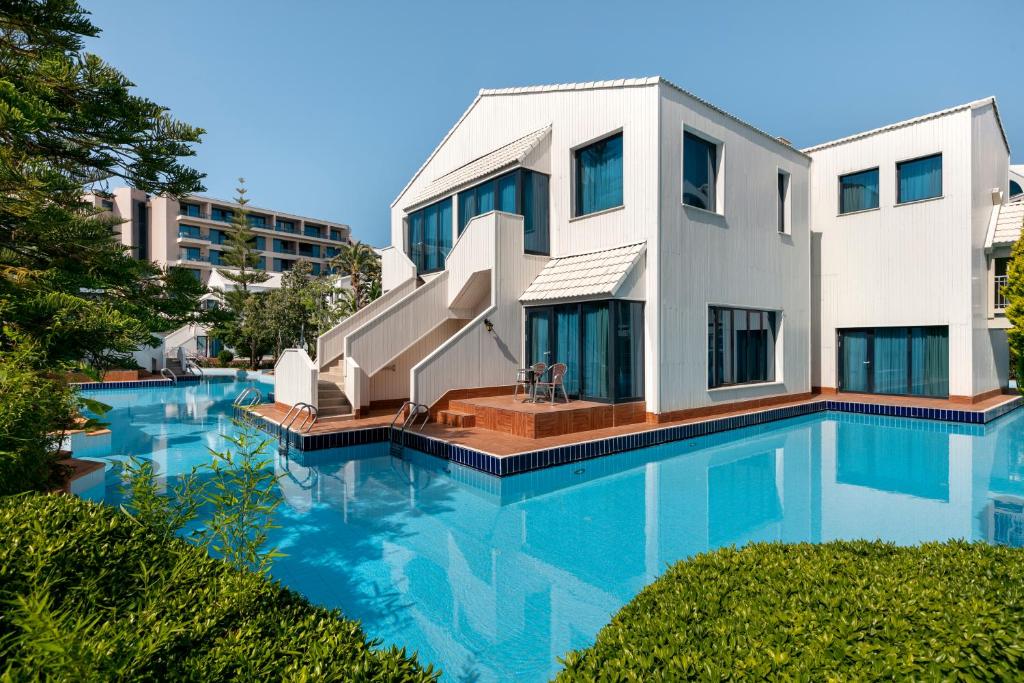 Susesi Luxury Resort elegantas numuri pie baseina