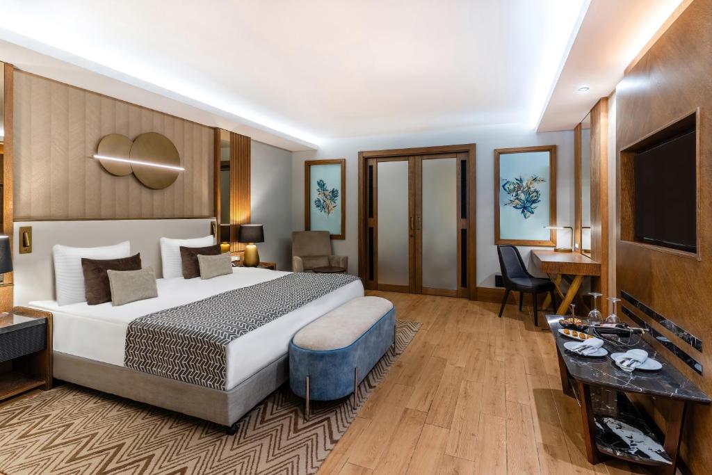 Mūsdienīgs numurs Susesi Luxury Resort ar ērtām gultām un elegantu interjeru.