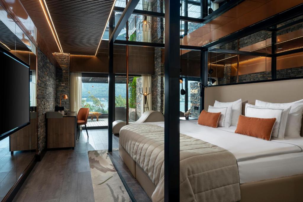 Mūsdienīgs numurs Lujo Hotel Bodrum ar skatu uz piekrasti