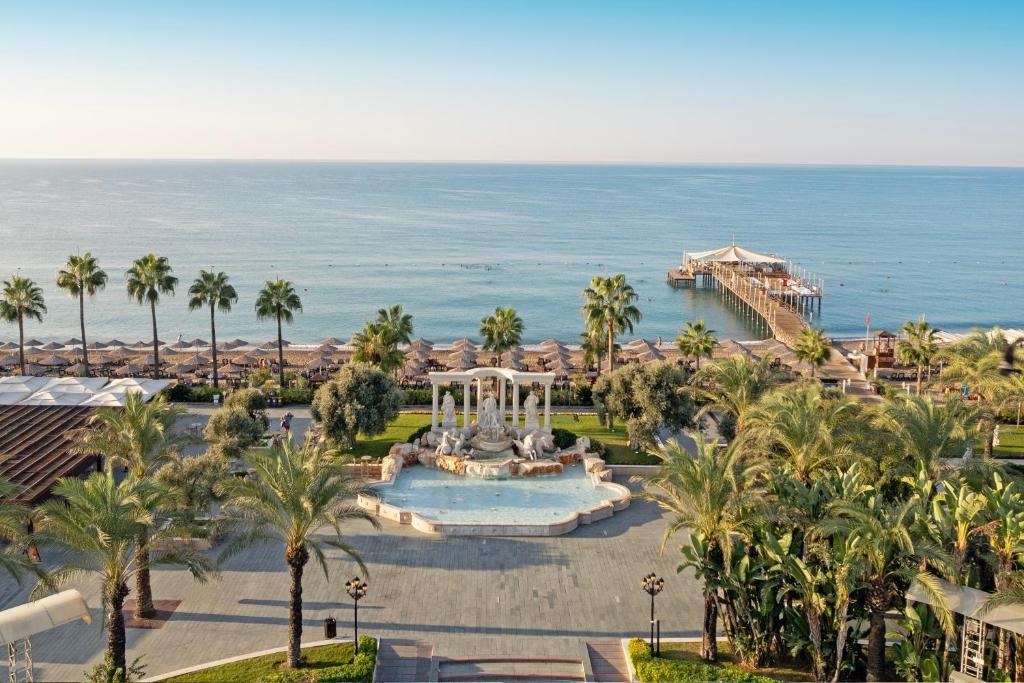 Skats no Dobedan Exclusive Hotel & Spa uz jūru un promenādi