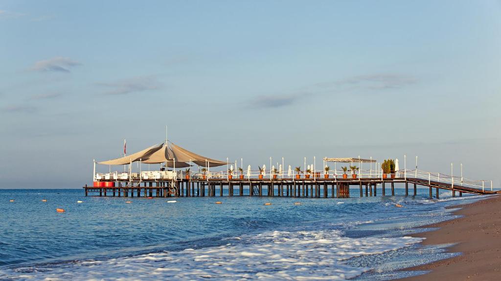 Viesnīcas Dobedan Exclusive Hotel & Spa piestātne piekrastē ar saulainu skatu.