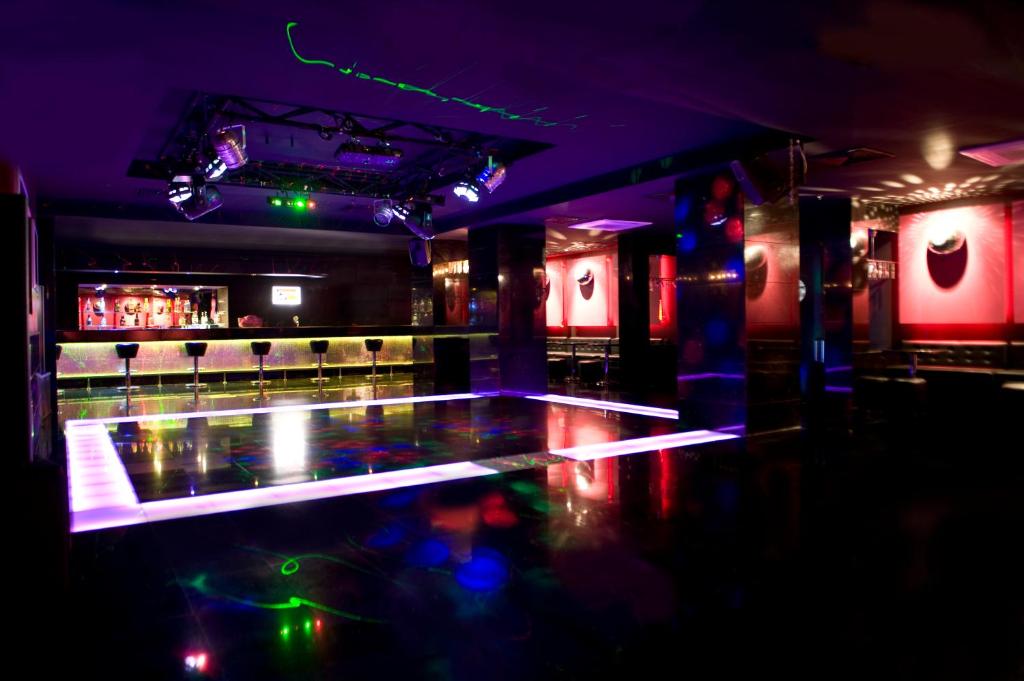 Moderns naktsklubs Dobedan Exclusive Hotel & Spa ar apgaismojumu un bāru