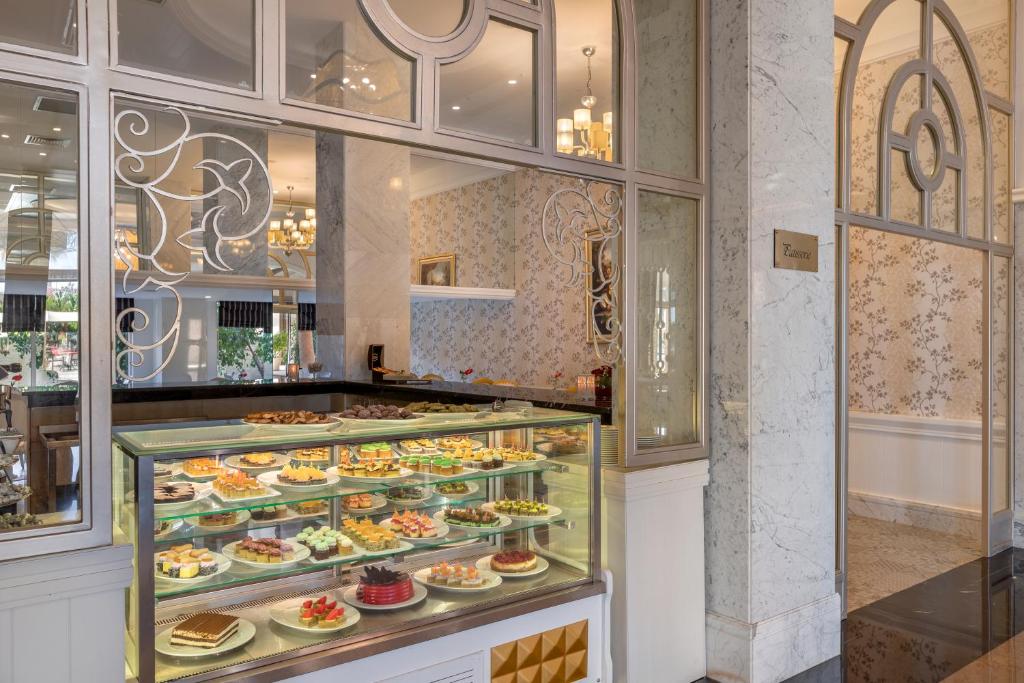 Dekoratīvs konditorejas izstrādājumu stends Dobedan Exclusive Hotel & Spa