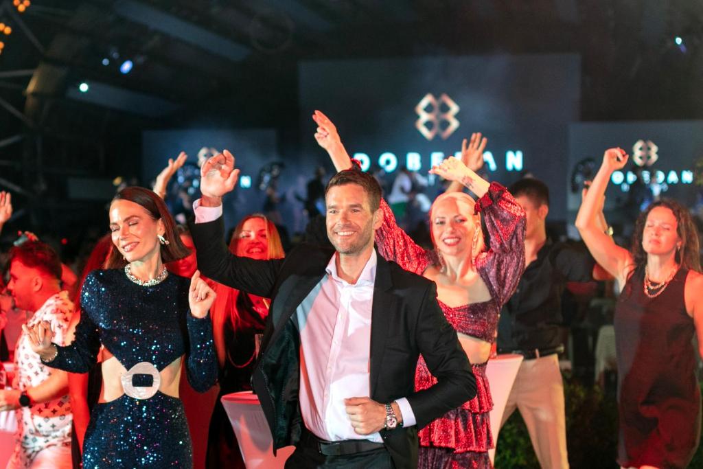 Izklaidējoša ballīte pie Dobedan Exclusive Hotel & Spa ar dejotājiem.