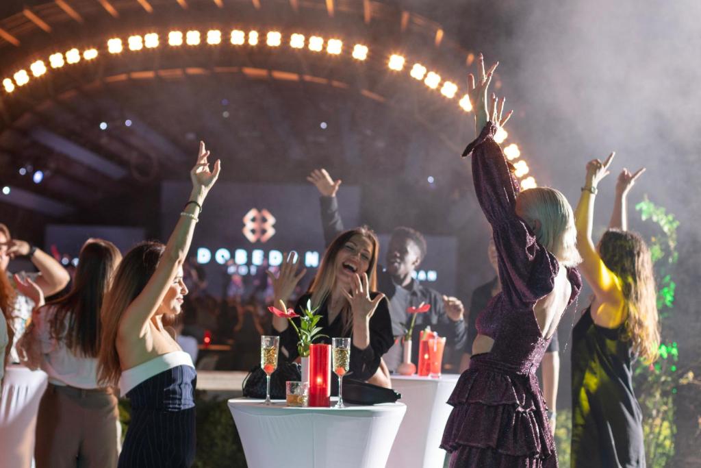 Viesi svin svētkus Dobedan Exclusive Hotel & Spa, dejotāji baudot atmosfēru.