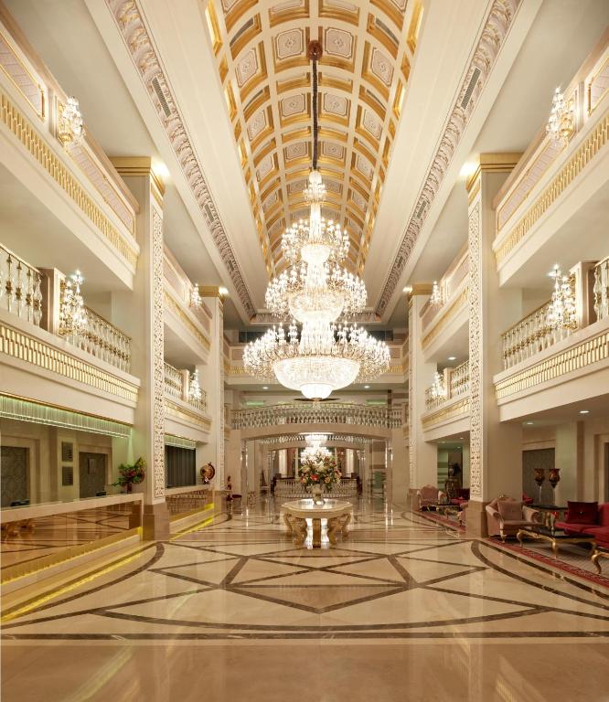 Lieliska viesnīcas Dobedan Exclusive Hotel & Spa halle ar greznu lustru.