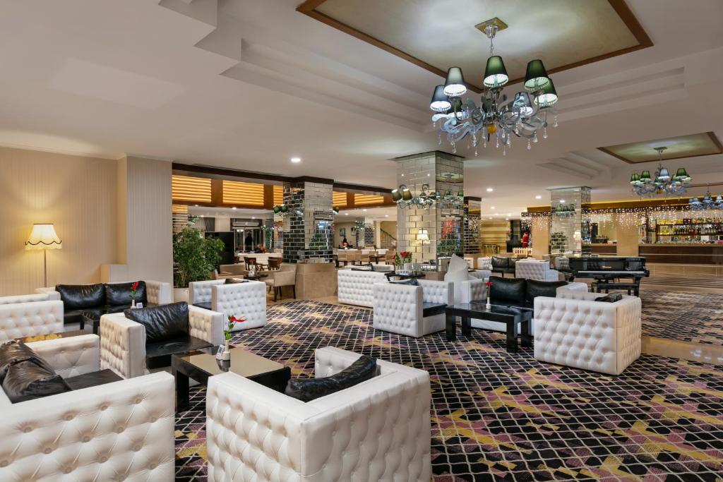 Mūsdienīgs viesnīcas Dobedan Exclusive Hotel & Spa interjers ar elegantiem dīvāniem.