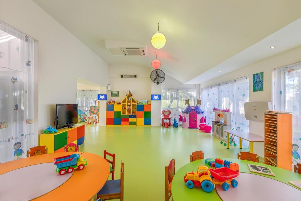 Bērnu rotaļu istaba Dobedan Exclusive Hotel & Spa ar krāsainiem spēļu elementiem