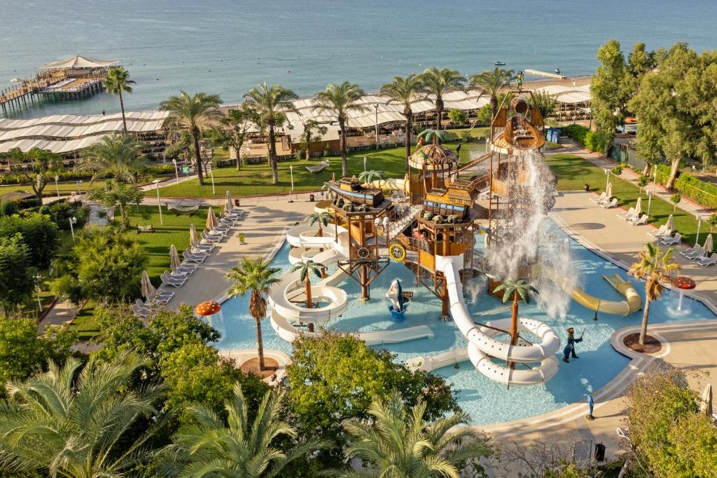 Bērnu ūdens atrakciju parks Dobedan Exclusive Hotel & Spa piekrastē.