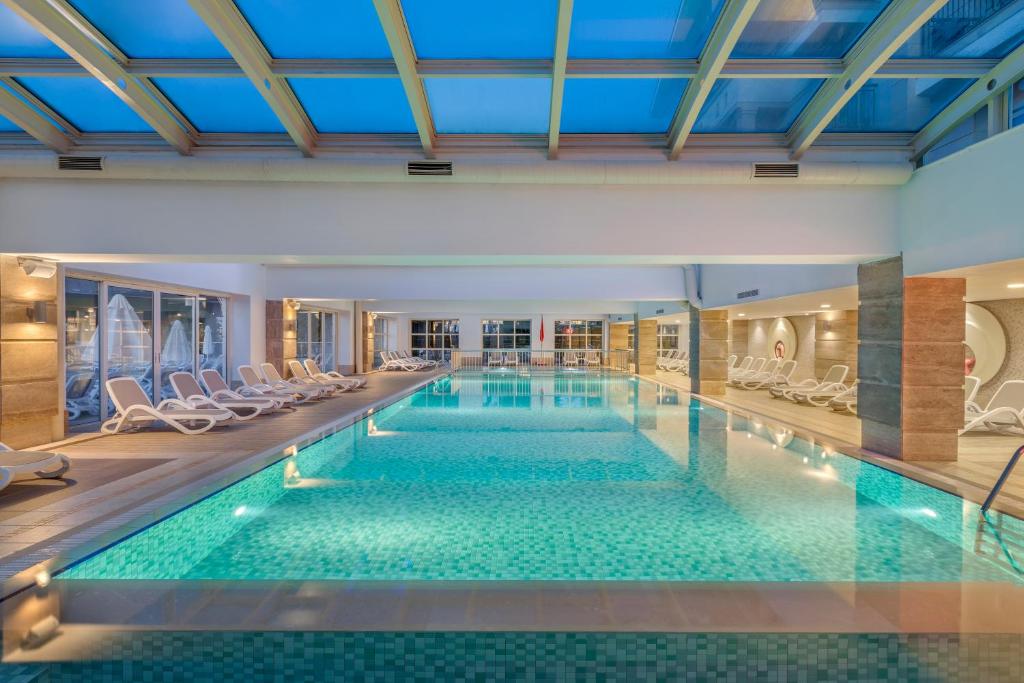 Iekštelpu peldbaseins Dobedan Exclusive Hotel & Spa ar mūsdienīgu dizainu