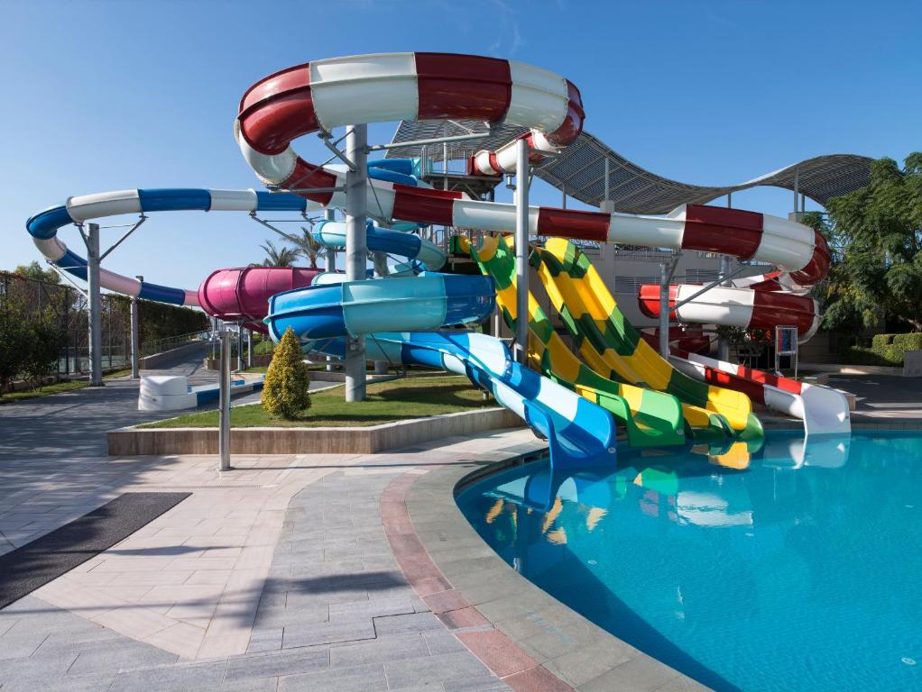 Ūdens slidkalniņi pie Dobedan Exclusive Hotel & Spa baseina