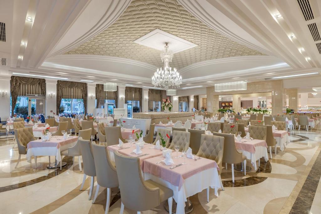 Grezna ēdamzona Dobedan Exclusive Hotel & Spa ar elegantām mēbelēm