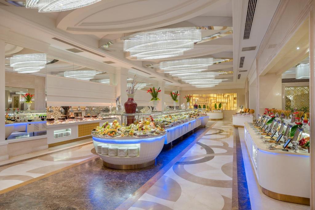 Greznā bufete pie Dobedan Exclusive Hotel & Spa, bagātīgas ēdienu izvēles.