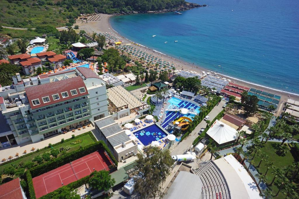 Sealife Buket Resort & Beach skats uz baseinu un pludmali piekrastē