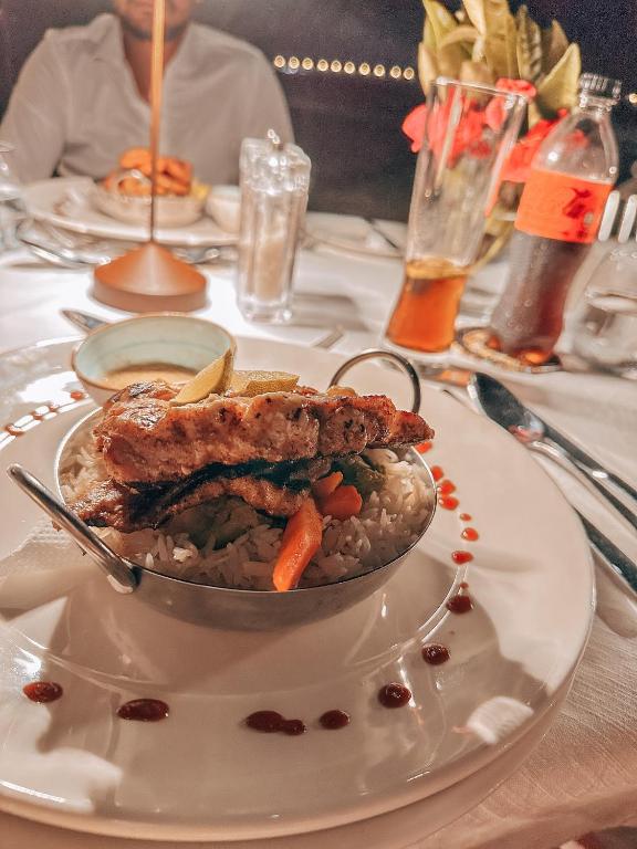 Vakariņas Alma Boutique Hotel restorānā, maltīte ar rīsiem un dārzeņiem.