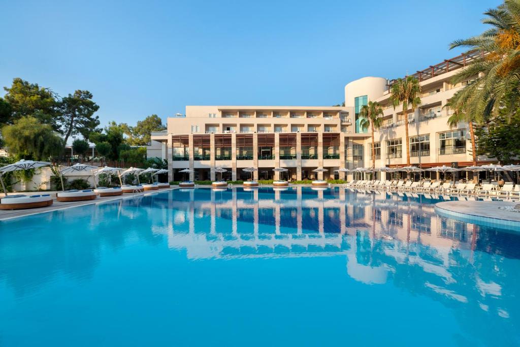 Rixos Premium Tekirova viesnīca ar plašu baseinu un saulainām terasēm