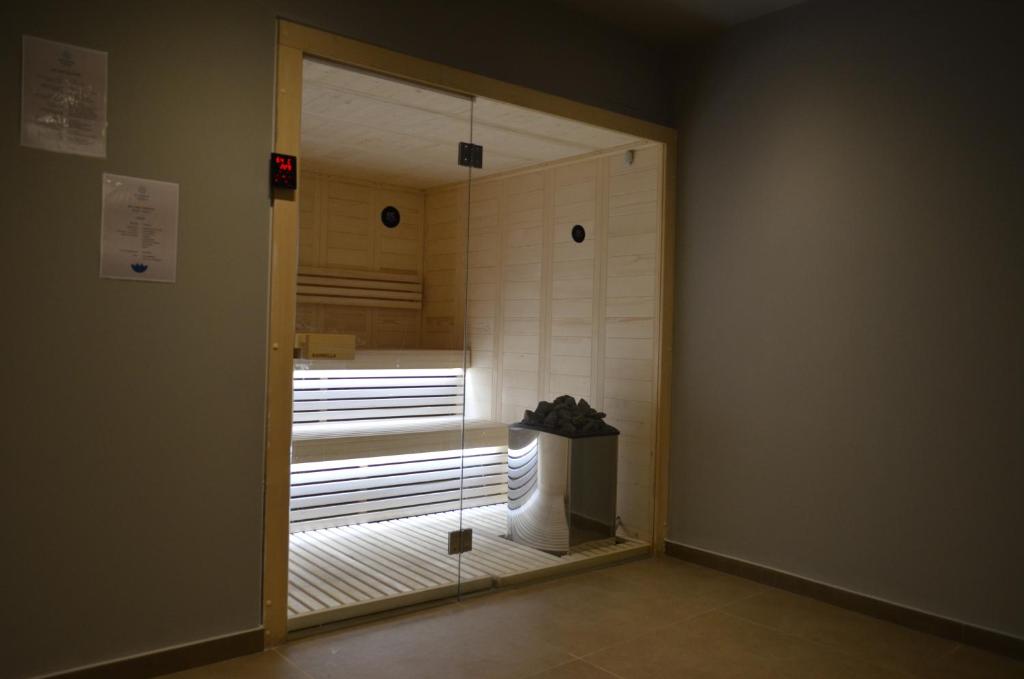 Sauna Cook's Club Ialysos Rhodes ar mūsdienīgu dizainu un relaksējošu atmosfēru.