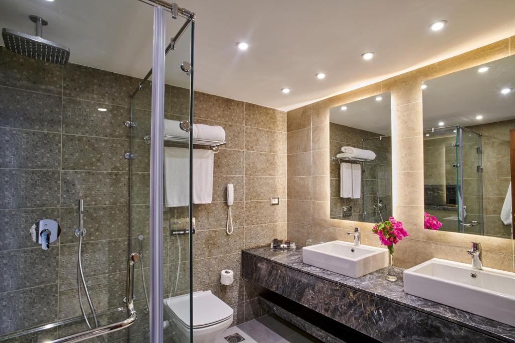 Mūsdienīgs vannas istaba Maritim Jolie Ville Resort & Casino ar divām izlietnēm.