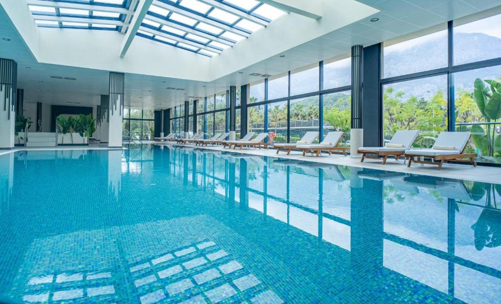 Mirage Park Resort iekštelpu baseins ar saules gultām