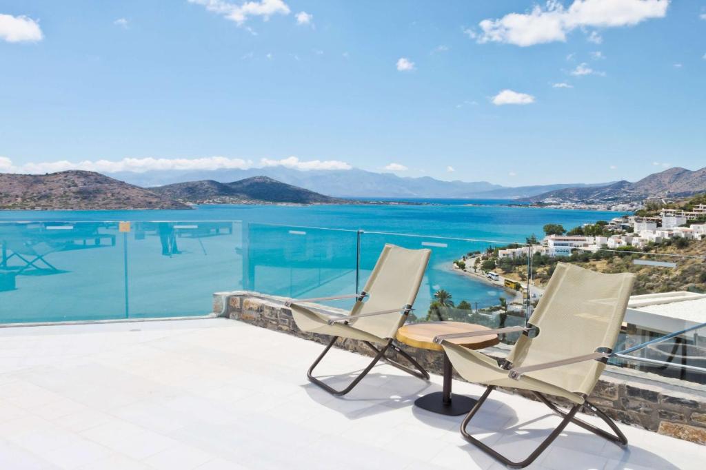 Skats uz jūru no Royal Marmin Bay Boutique & Art Hotel terases ar atpūtas krēsliem