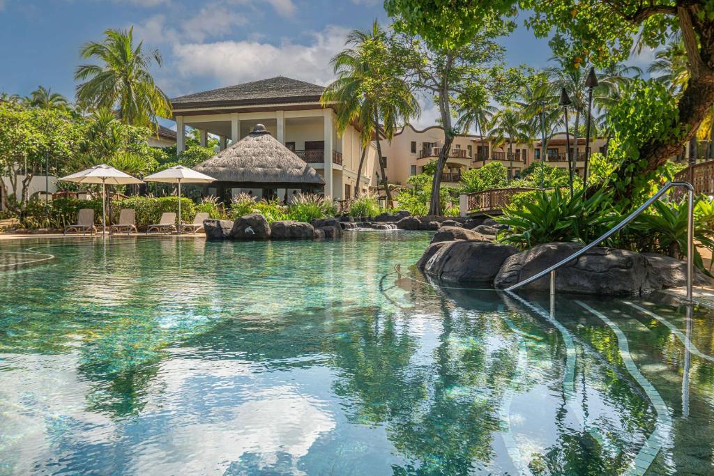 Hilton Mauritius Resort & Spa baseins un tropu dārzs