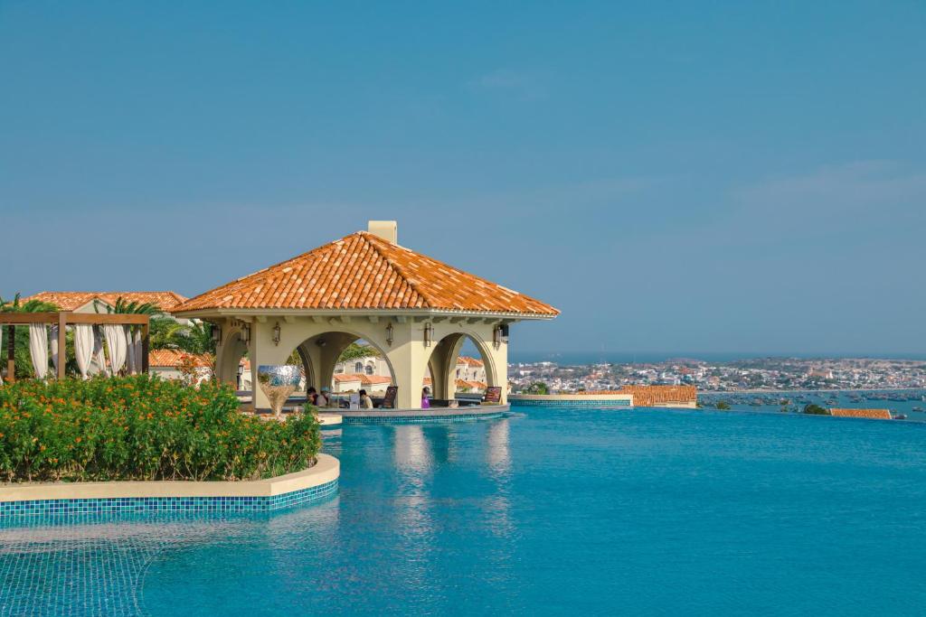 Centara Mirage Resort Mui Ne baseins ar skatu uz jūru