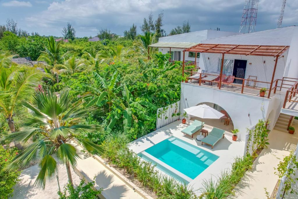 Alma Boutique Hotel baseins un terase tropiskā vidē