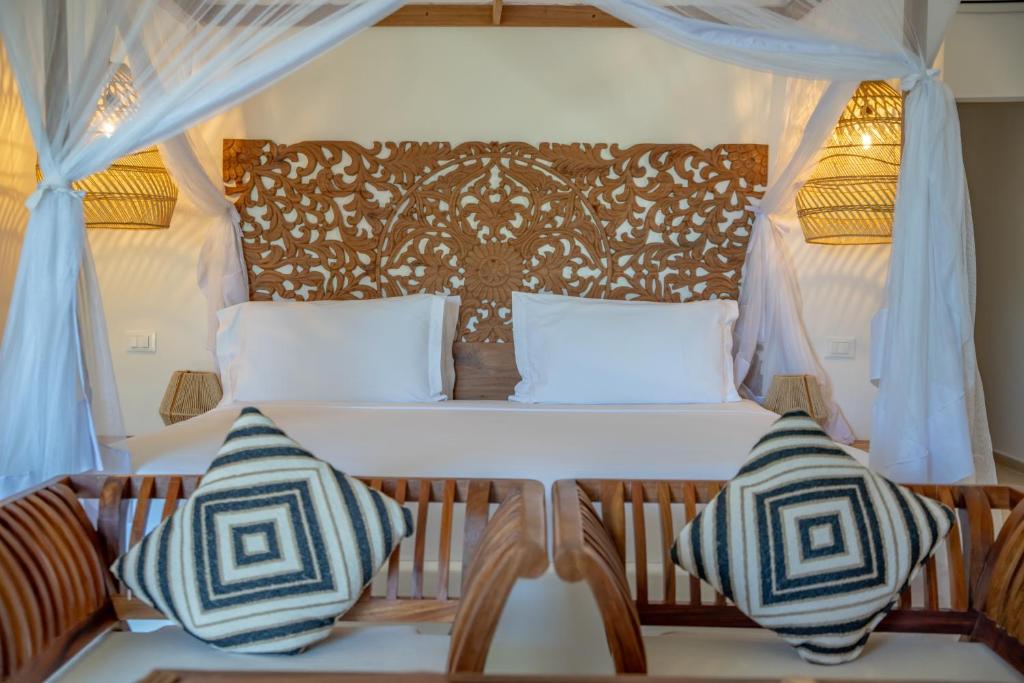 Alma Boutique Hotel numurs ar dekoratīvu koka galvgali