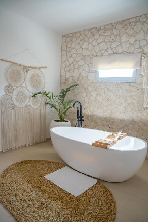 Alma Boutique Hotel vannas istaba ar modernu dizainu