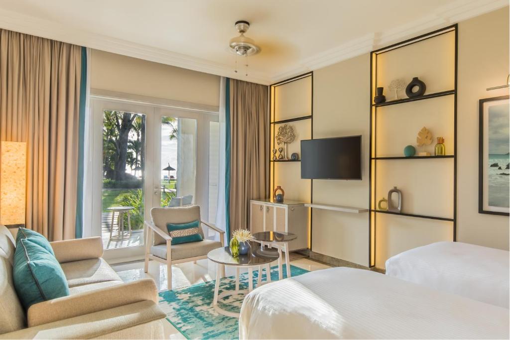 Mūsdienīgs viesnīcas numurs ar divām gultām, stilīgu mēbelēšanu un lieliskiem skatiem uz dārzu. Gaismas elementi un dekoratīvi priekšmeti rada patīkamu atmosfēru.