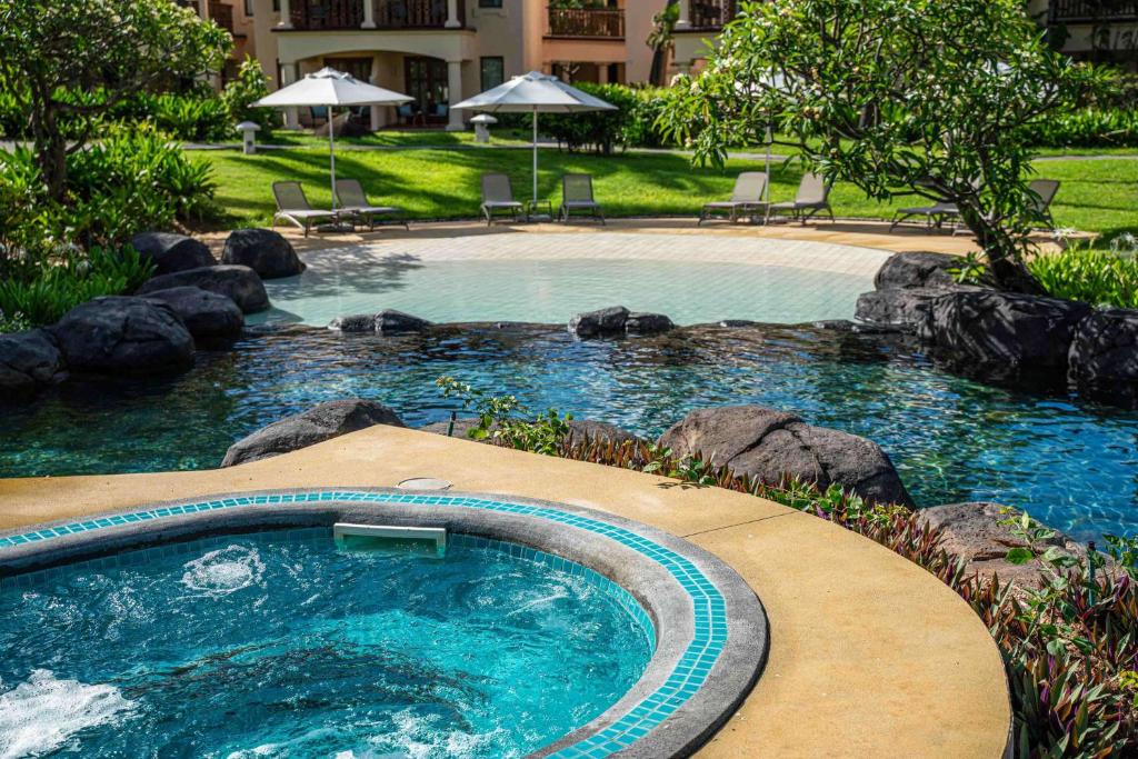 Džakuzi un baseins Hilton Mauritius Resort & Spa dārzā